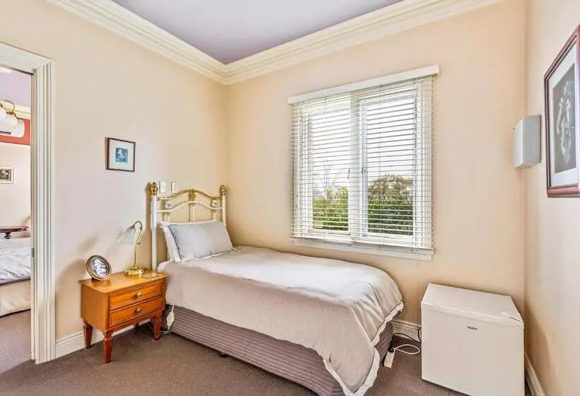 Standard Kolmen Hengen Huone Puutarhanäkymä, Bethany Manor B&b, Call Us For Cheapest Rates