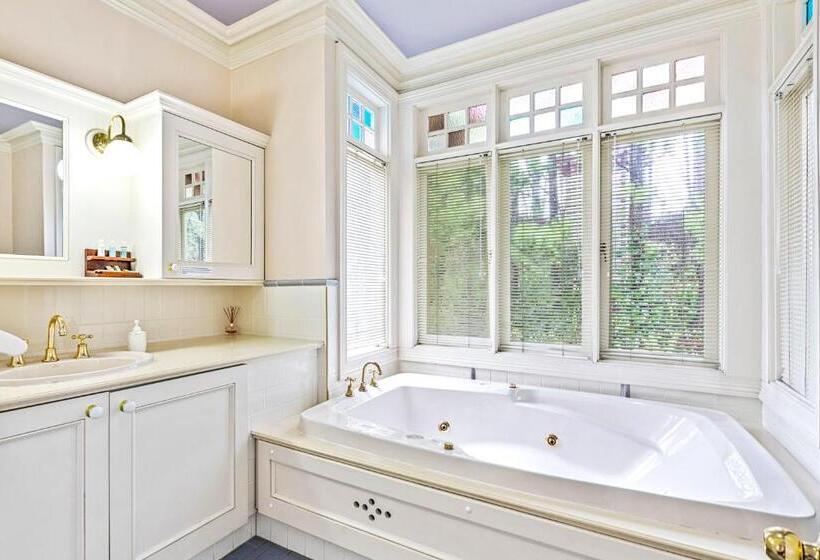 חדר סטנדרט לשלושה עם נוף לגינה, Bethany Manor B&b, Call Us For Cheapest Rates