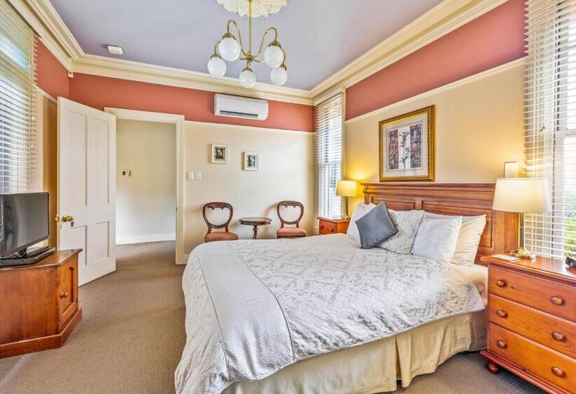 חדר סטנדרט לשלושה עם נוף לגינה, Bethany Manor B&b, Call Us For Cheapest Rates