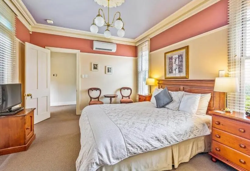 Standard Kolmen Hengen Huone Puutarhanäkymä, Bethany Manor B&b, Call Us For Cheapest Rates
