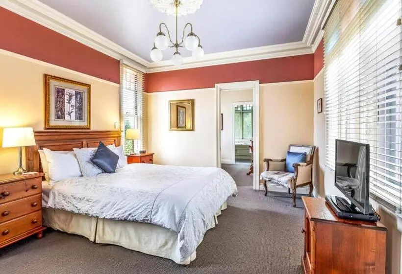 Standard Kolmen Hengen Huone Puutarhanäkymä, Bethany Manor B&b, Call Us For Cheapest Rates