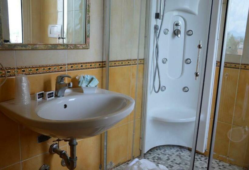 수피리어 패밀리 룸, Carolin