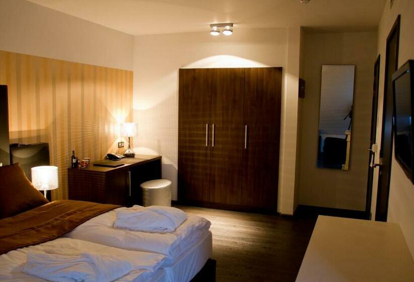 جناح ديلوكس, De Boskar Peer