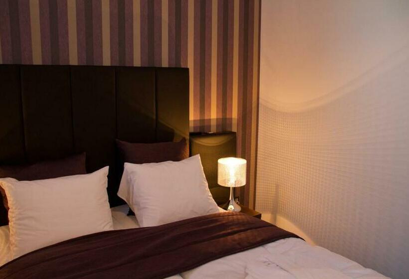 コンフォートルーム, De Boskar Peer