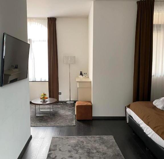 جناح ديلوكس, De Boskar Peer