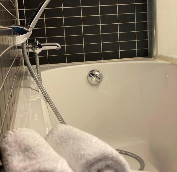 جناح ديلوكس, De Boskar Peer