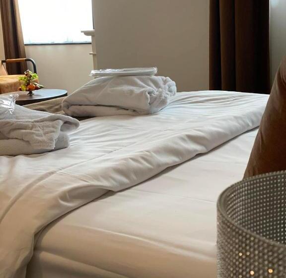 جناح ديلوكس, De Boskar Peer