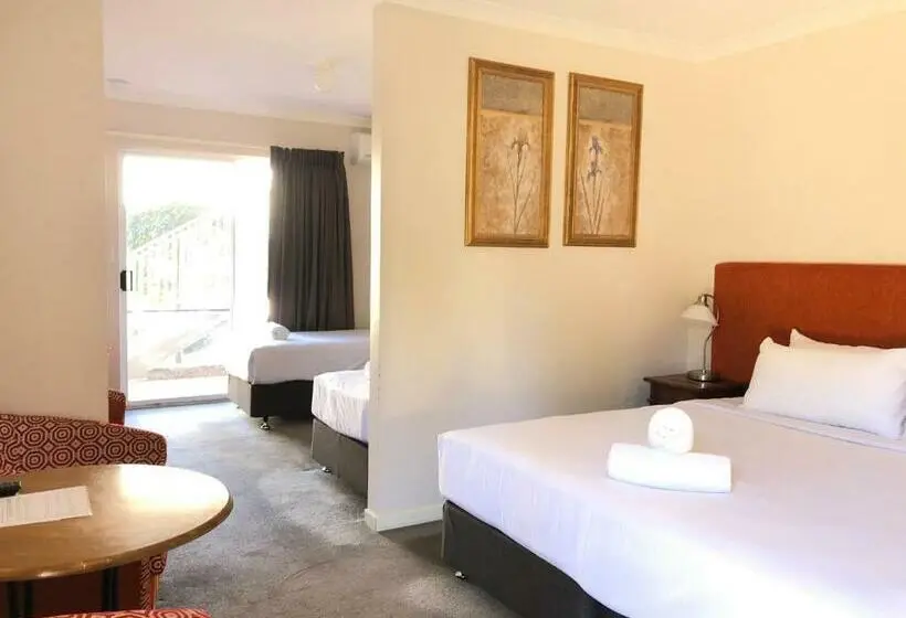 Perhehuone, Higgins Lane Motel
