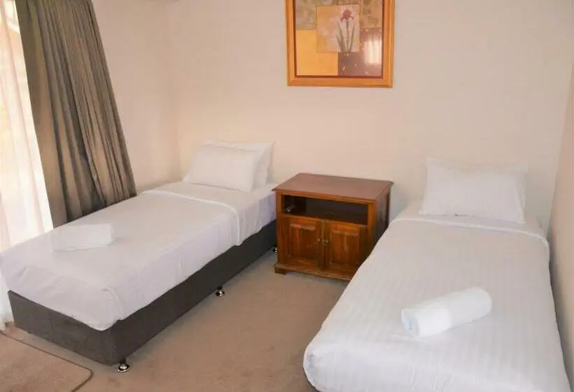 Perhehuone, Higgins Lane Motel