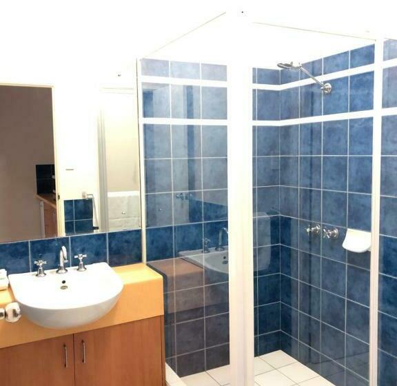 חדר משפחתי, Higgins Lane Motel