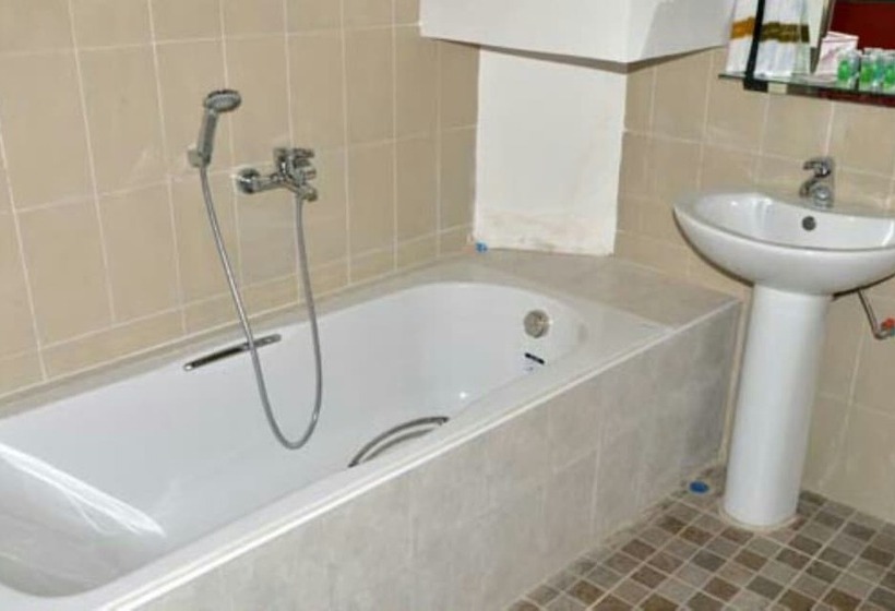 اتاق سوپریور, Myat Nan Taw