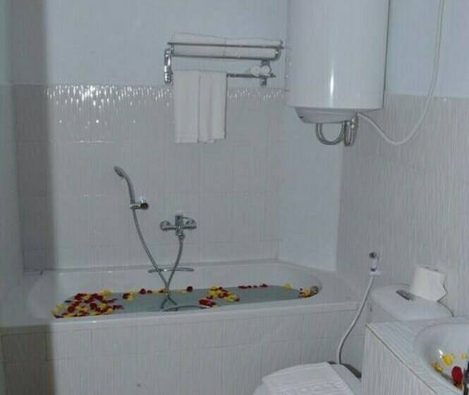 اتاق استاندارد, Myat Nan Taw