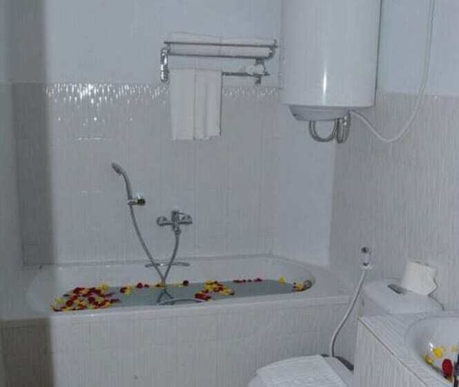 اتاق استاندارد, Myat Nan Taw