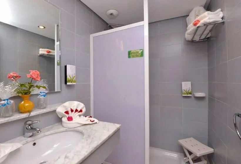 اتاق خانوادگی, Valeria Madina Club All Inclusive
