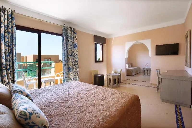 اتاق خانوادگی, Valeria Madina Club All Inclusive