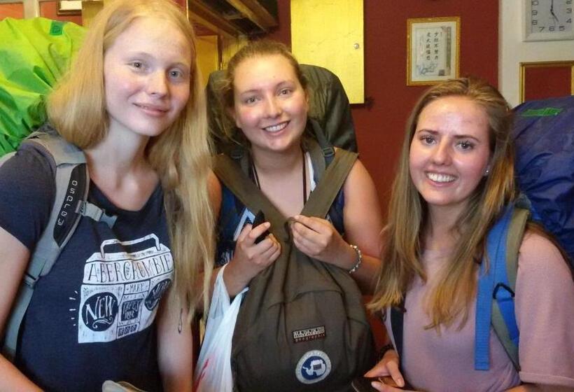 اتاق ساده سه‌ نفره, City Inn