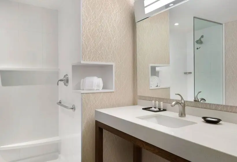 スタンダードスタジオ, Courtyard By Marriott Toronto Mississauga/west
