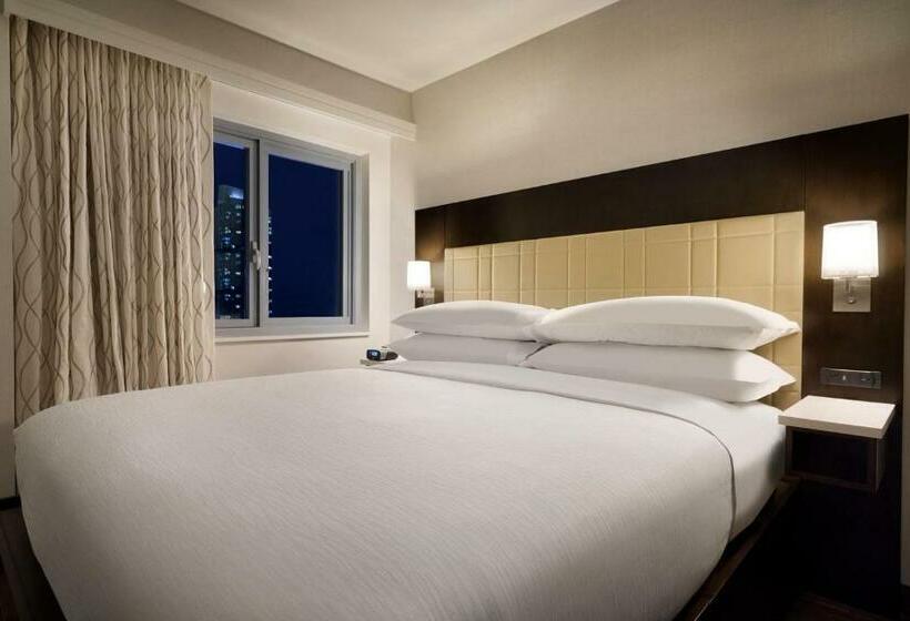 스탠다드 룸 킹사이즈 침대, Embassy Suites By Hilton New York Manhattan Times Square