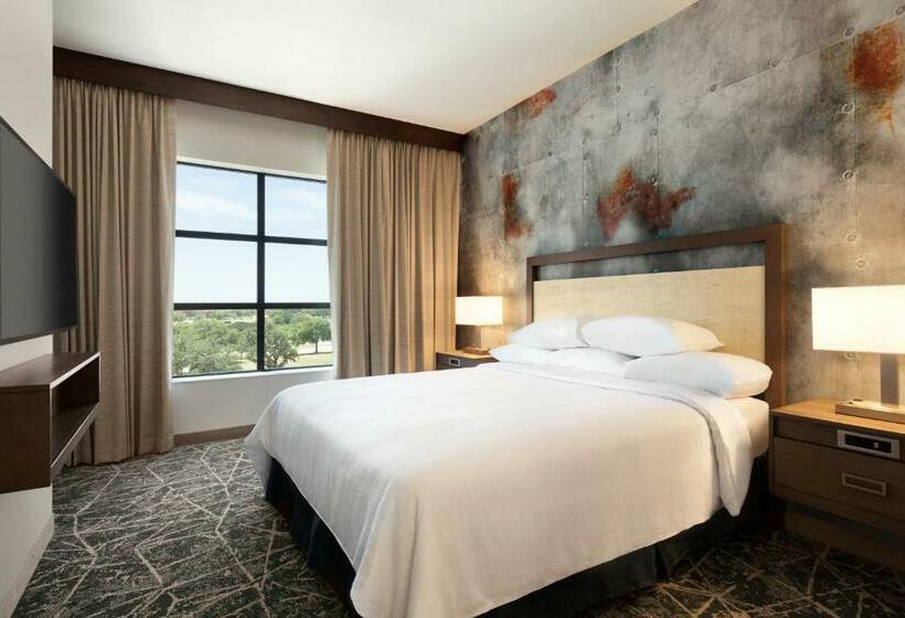 キングサイズベッドのスイートルーム, Embassy Suites By Hilton San Antonio Brooks Hotel & Spa