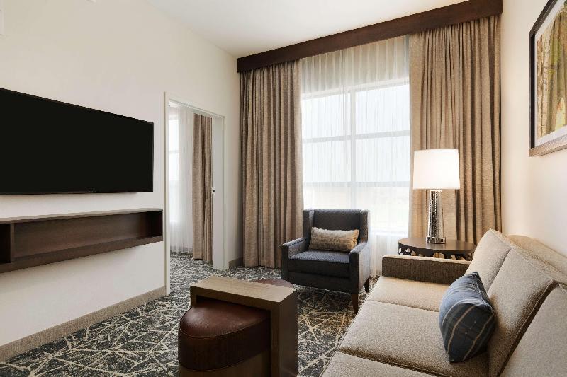キングサイズベッドのスイートルーム, Embassy Suites By Hilton San Antonio Brooks Hotel & Spa