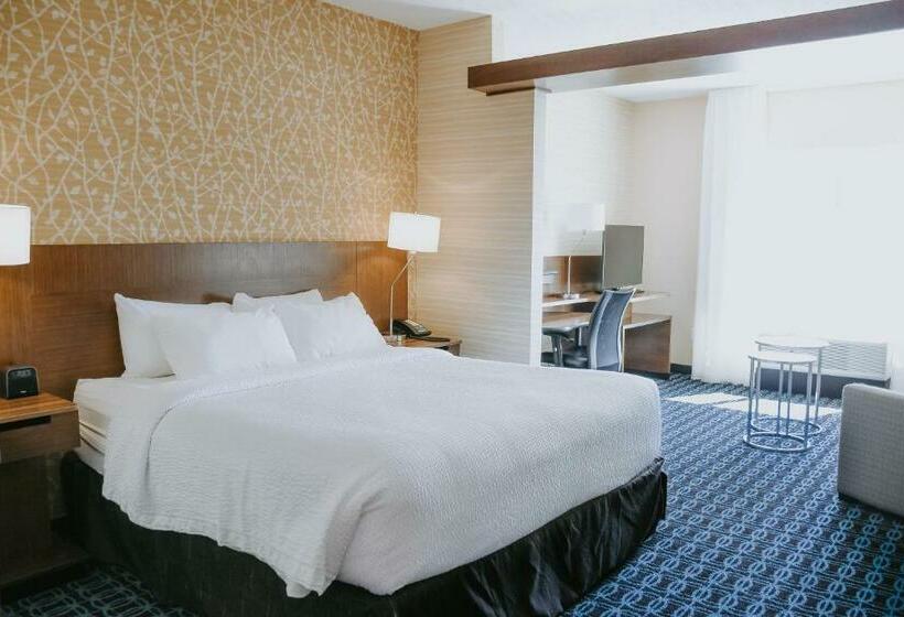 מיטת קינג בסוויטה, Fairfield Inn & Suites By Marriott Lincoln Airport