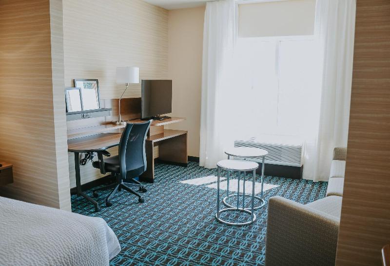 מיטת קינג בסוויטה, Fairfield Inn & Suites By Marriott Lincoln Airport