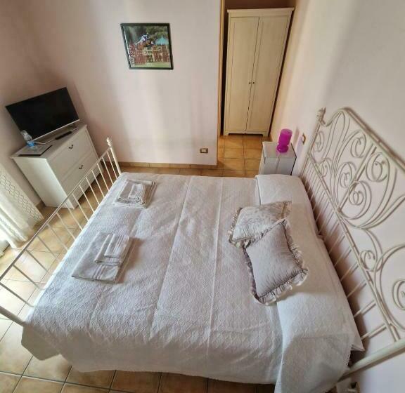 标准间, Insolent Inn