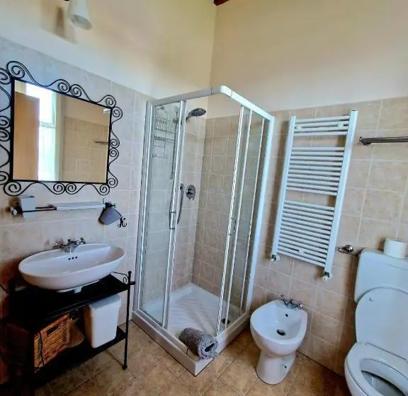 اتاق استاندارد سه نفره, Insolent Inn