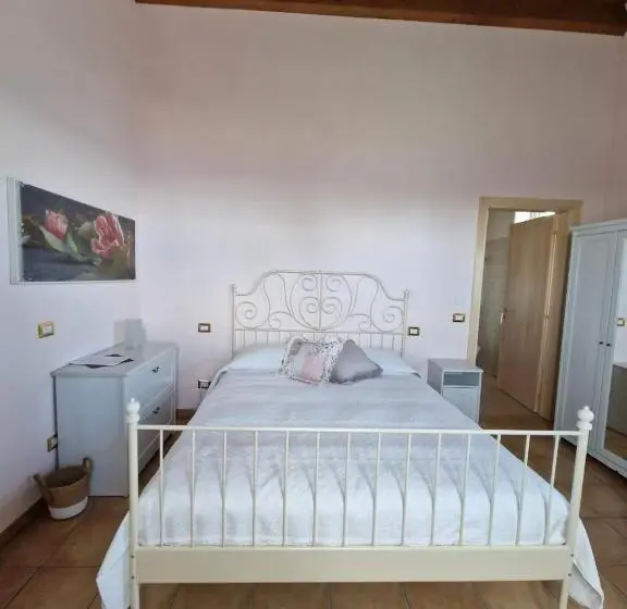 اتاق استاندارد سه نفره, Insolent Inn