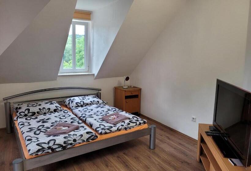 דירת חדר, Studentská Apartments