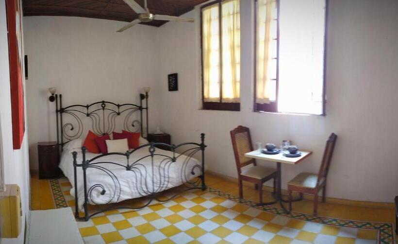 غرفة قياسية, Machado