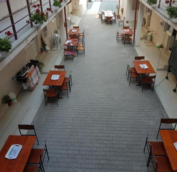 标准间, Evana House