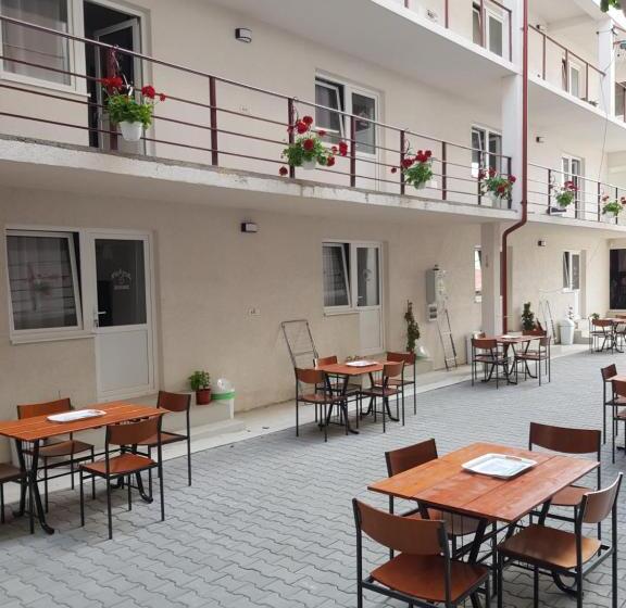 标准间, Evana House