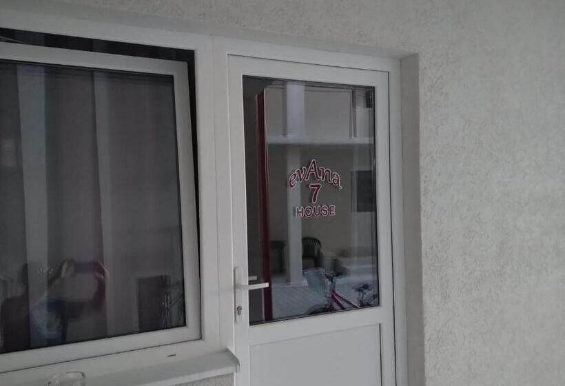 标准三人间, Evana House