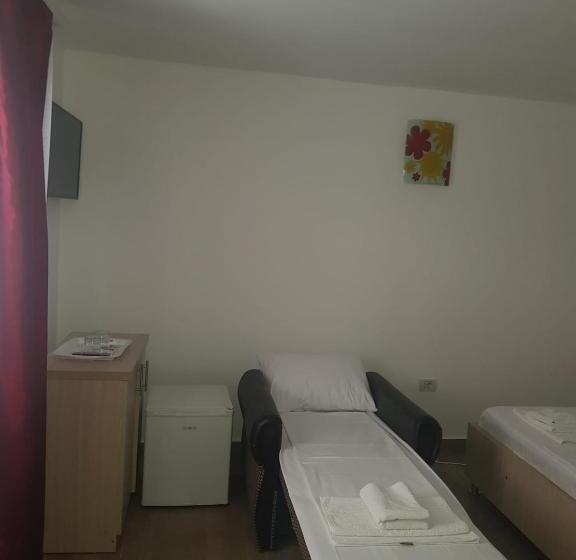 标准三人间, Evana House