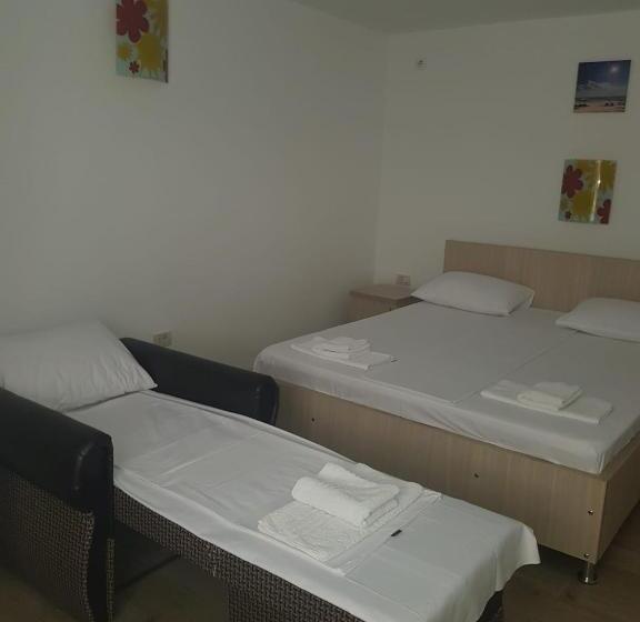 标准三人间, Evana House