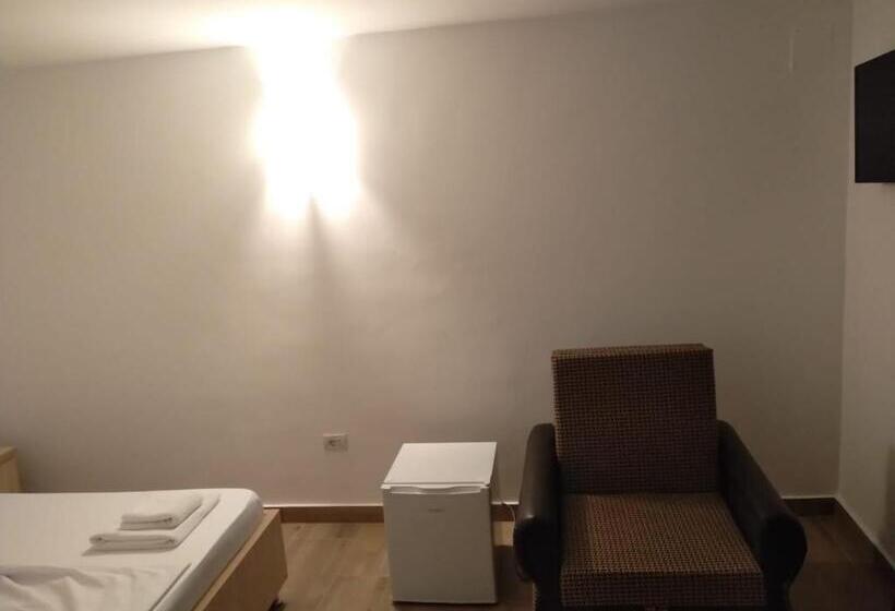 标准三人间, Evana House