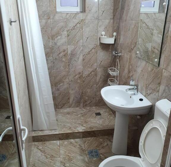 标准三人间, Evana House