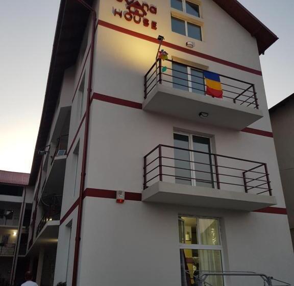 四人标准间, Evana House