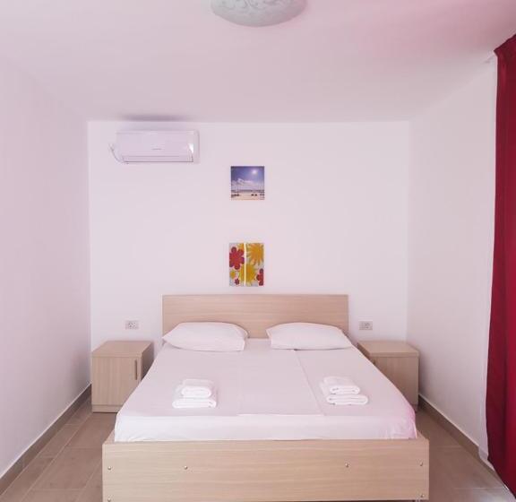 四人标准间, Evana House