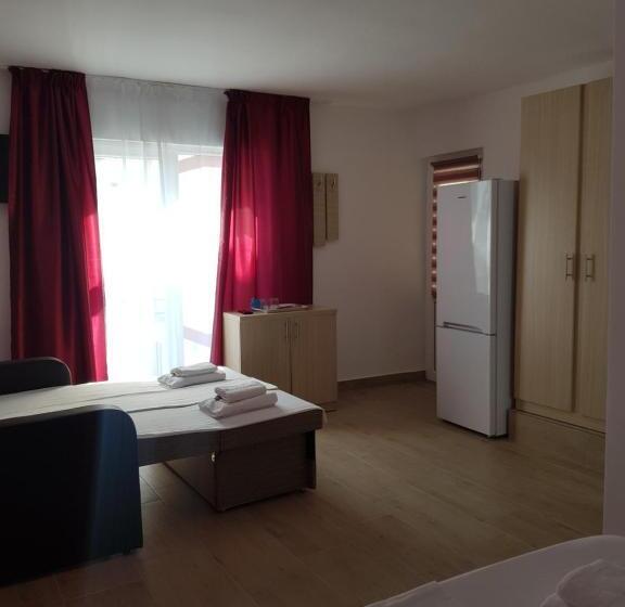 四人标准间, Evana House