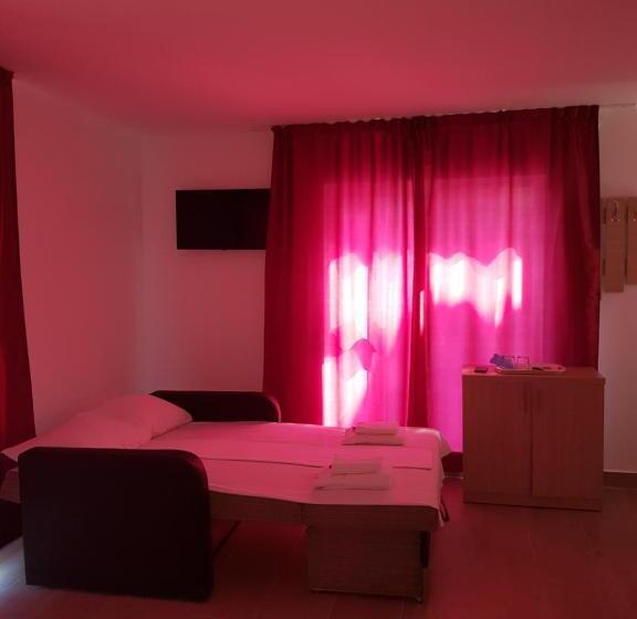 四人标准间, Evana House