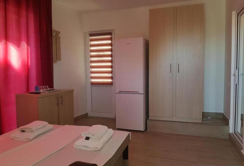 四人标准间, Evana House