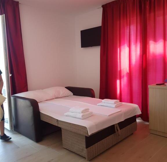 四人标准间, Evana House