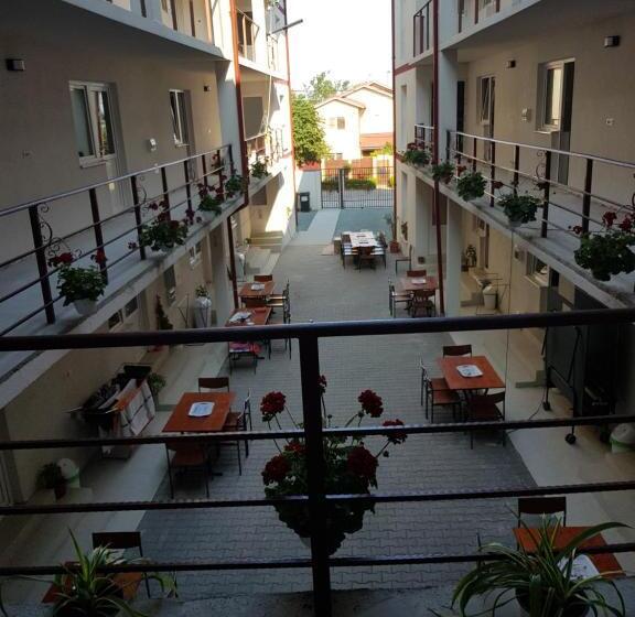 标准三人间, Evana House