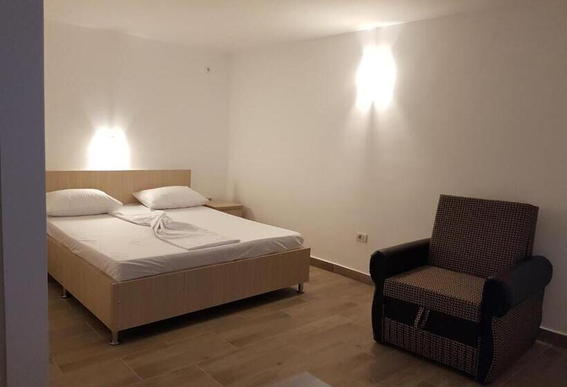 标准三人间, Evana House