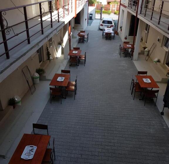 标准三人间, Evana House