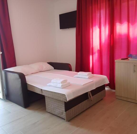 四人标准间, Evana House