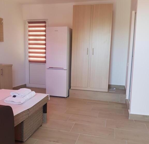 四人标准间, Evana House