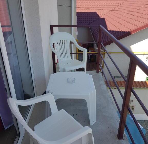 四人标准间, Evana House